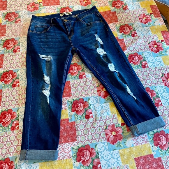 ๐ Paris Blues Distressed Stretchy Capris! - Picture 7 of 8